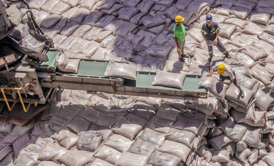 Os portos de Paranaguá e Antonina movimentaram 3,44 milhões de toneladas de carga nos primeiros 31 dias do ano. Janeiro foi um mês de alta nos volumes de carga geral e granéis líquidos, tanto importação quanto exportação. Os terminais paranaenses apostam na multimodalidade e tiveram destaque no embarque de açúcar em saca, contêineres, óleo vegetal e derivados de petróleo.  -  Paranaguá, 20/02/2020  -  Foto: Claudio Neves/Portos do Paraná