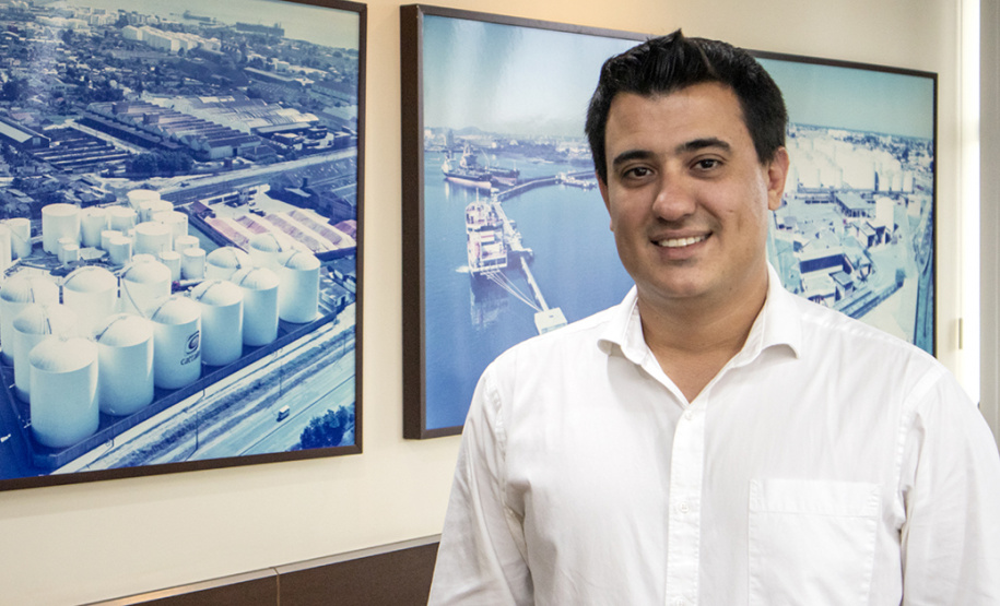 Os portos de Paranaguá e Antonina movimentaram 3,44 milhões de toneladas de carga nos primeiros 31 dias do ano. Janeiro foi um mês de alta nos volumes de carga geral e granéis líquidos, tanto importação quanto exportação. Os terminais paranaenses apostam na multimodalidade e tiveram destaque no embarque de açúcar em saca, contêineres, óleo vegetal e derivados de petróleo.  -  Paranaguá, 20/02/2020  -  Foto: Claudio Neves/Portos do Paraná