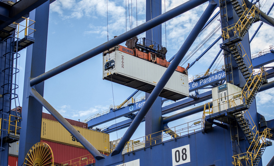 Os portos de Paranaguá e Antonina movimentaram 3,44 milhões de toneladas de carga nos primeiros 31 dias do ano. Janeiro foi um mês de alta nos volumes de carga geral e granéis líquidos, tanto importação quanto exportação. Os terminais paranaenses apostam na multimodalidade e tiveram destaque no embarque de açúcar em saca, contêineres, óleo vegetal e derivados de petróleo.  -  Paranaguá, 20/02/2020  -  Foto: Claudio Neves/Portos do Paraná