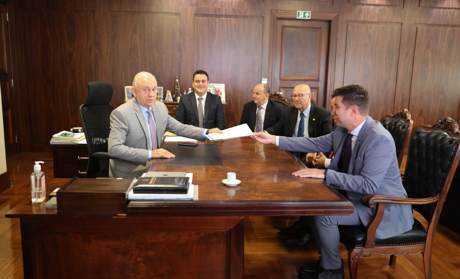 O Governo do Estado pretende aumentar a fiscalização nas obras públicas, com câmeras que transmitam, em tempo real, o andamento do serviço contratado