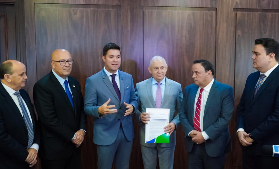 O Governo do Estado enviou nesta segunda-feira (10) à Assembleia Legislativa seis projetos de lei, os primeiros encaminhados pelo Executivo este ano. As propostas, que foram entregues pelo chefe da Casa Civil, Guto Silva, ao presidente da Assembleia, Ademar Traiano, aumentam a transparência e agilidade do governo e promovem melhorias nas políticas públicas e no serviço prestado à população.  -  Curitiba, 10/02/2020  -  Foto: Divulgação Casa Civil Governo do Paraná