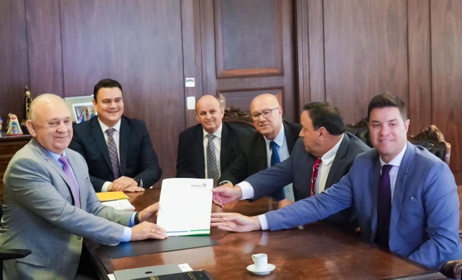 O Governo do Estado enviou nesta segunda-feira (10) à Assembleia Legislativa seis projetos de lei, os primeiros encaminhados pelo Executivo este ano. As propostas, que foram entregues pelo chefe da Casa Civil, Guto Silva, ao presidente da Assembleia, Ademar Traiano, aumentam a transparência e agilidade do governo e promovem melhorias nas políticas públicas e no serviço prestado à população.  -  Curitiba, 10/02/2020  -  Foto: Divulgação Casa Civil Governo do Paraná