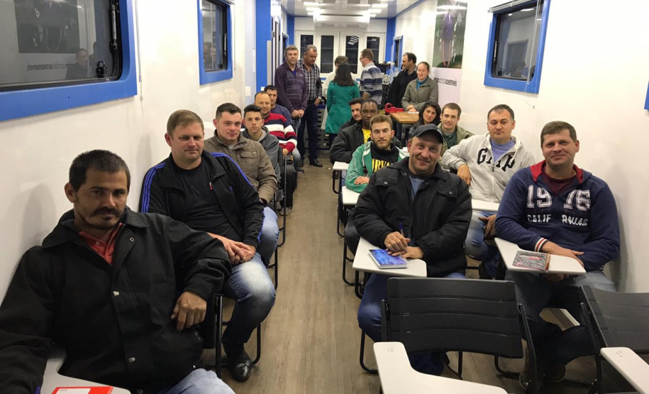 As Carretas do Conhecimento vão atender cerca de 64 municípios paranaenses em 2020, e em Curitiba 20 bairros receberão as Unidades Móveis, que qualificarão mais de 1