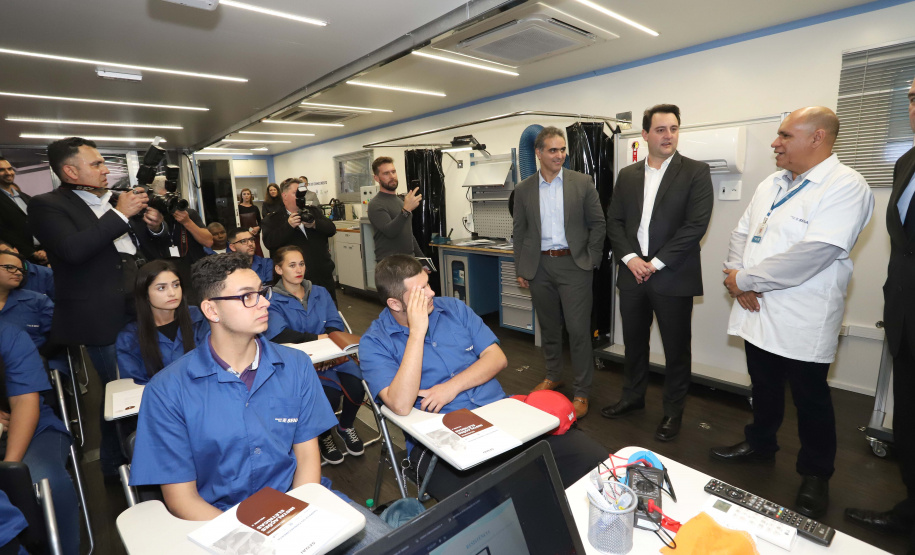 As Carretas do Conhecimento vão atender cerca de 64 municípios paranaenses em 2020, e em Curitiba 20 bairros receberão as Unidades Móveis, que qualificarão mais de 1.100 mil trabalhadores da capital no Alto Boqueirão, Bairro Alto, Boqueirão, Cajuru, Campo Comprido, Campo do Santana, Caximba, Centro, Cidade Industrial, Fazendinha, Novo Mundo, Parolin, Pilarzinho, Pinheirinho, Prado Velho, Santa Cândida, São Braz, Sítio Cercado, Santa Felicidade, e Xaxim. Foto: Arnaldo Alves / ANPr.da