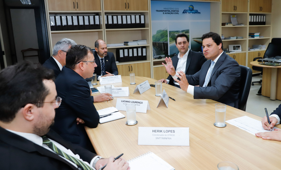TRANSPORTE TERRESTRE  -  Governador Carlos Massa Ratinho Junior durante reunião com o Secretário Nacional de Transporte Terrestre, Marcelo da Costa, nesta terça-feira (11).  -  Brasília, 11/02/2020  -  Foto: Rodrigo Félix Leal/AEN