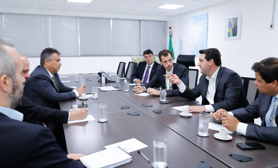 AVIAÇÃO CIVIL  -  Governador Carlos Massa Ratinho Junior durante reunião com o secretário nacional da Aviação Civil (SAC), Ronei Saggioro Glanzmann, em Brasília (DF), na terça-feira (11).  -  Brasília, 11/02/2020  -  Foto: Rodrigo Félix Leal/AEN