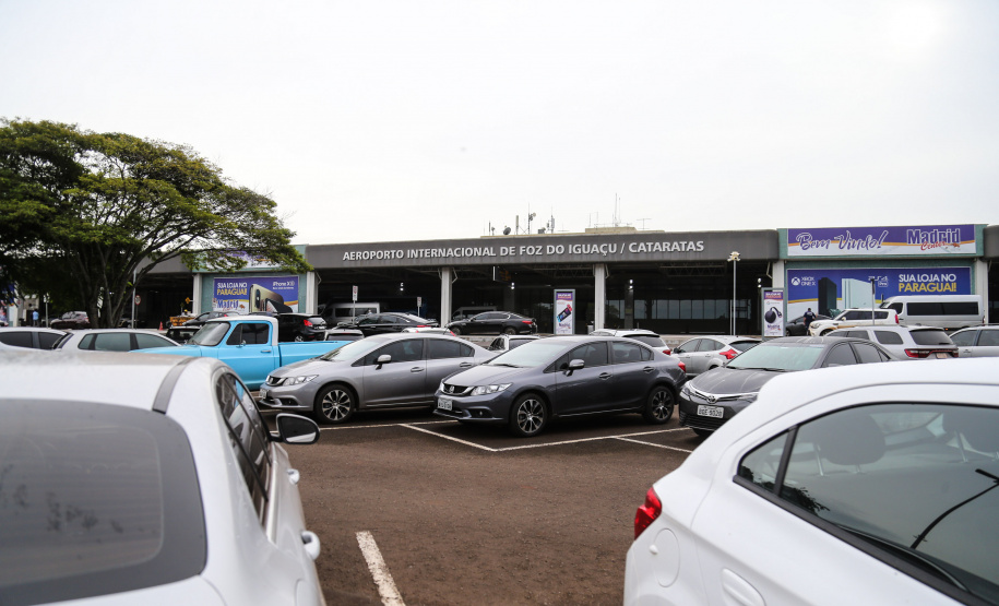 Companhia Latam anunciou a ampliação de 2 para 16 o número semanal de voos diretos entre as cidades paranaenses. Para o governador Carlos Massa Ratinho Junior iniciativa reforça a condição de Foz do Iguaçu como um dos principais polos turísticos do País. Foto: Geraldo Bubniak/AEN