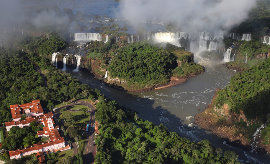 Companhia Latam anunciou a ampliação de 2 para 16 o número semanal de voos diretos entre as cidades paranaenses. Para o governador Carlos Massa Ratinho Junior iniciativa reforça a condição de Foz do Iguaçu como um dos principais polos turísticos do País.
 Foto: José Fernando Ogura/AEN