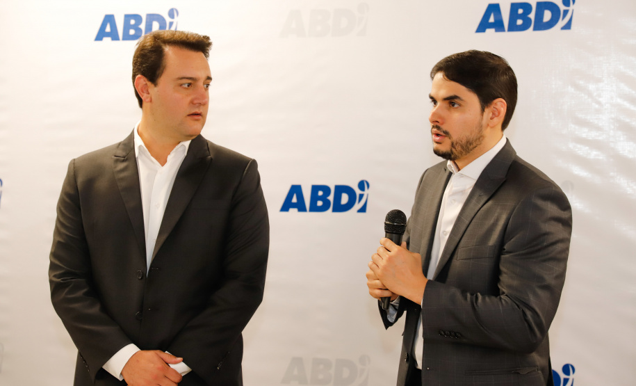 O governador Carlos Massa Ratinho Junior e o presidente da Agência Brasileira de Desenvolvimento Industrial (ABDI), Igor Calvet, assinaram nesta quarta-feira (12) um acordo de cooperação técnica para implantar no Paraná um sistema de compartilhamento de veículos elétricos para uso de servidores públicos.  -  Brasília, 12/02/2020  -  Foto: Rodrigo Félix Leal/AEN