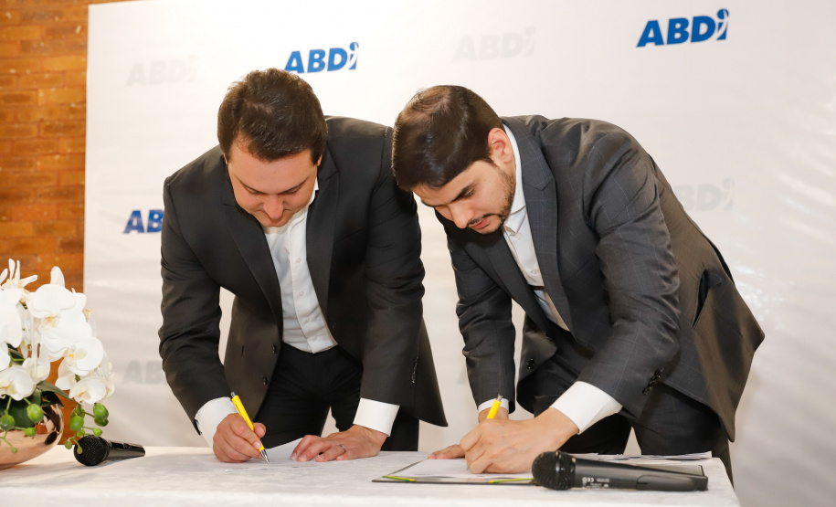 O governador Carlos Massa Ratinho Junior e o presidente da Agência Brasileira de Desenvolvimento Industrial (ABDI), Igor Calvet, assinaram nesta quarta-feira (12) um acordo de cooperação técnica para implantar no Paraná um sistema de compartilhamento de veículos elétricos para uso de servidores públicos.  -  Brasília, 12/02/2020  -  Foto: Rodrigo Félix Leal/AEN