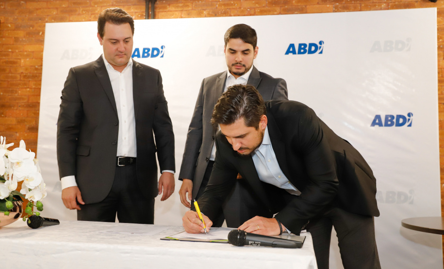 O governador Carlos Massa Ratinho Junior e o presidente da Agência Brasileira de Desenvolvimento Industrial (ABDI), Igor Calvet, assinaram nesta quarta-feira (12) um acordo de cooperação técnica para implantar no Paraná um sistema de compartilhamento de veículos elétricos para uso de servidores públicos.  -  Brasília, 12/02/2020  -  Foto: Rodrigo Félix Leal/AEN