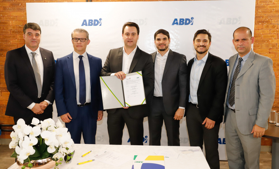 O governador Carlos Massa Ratinho Junior e o presidente da Agência Brasileira de Desenvolvimento Industrial (ABDI), Igor Calvet, assinaram nesta quarta-feira (12) um acordo de cooperação técnica para implantar no Paraná um sistema de compartilhamento de veículos elétricos para uso de servidores públicos.  -  Brasília, 12/02/2020  -  Foto: Rodrigo Félix Leal/AEN