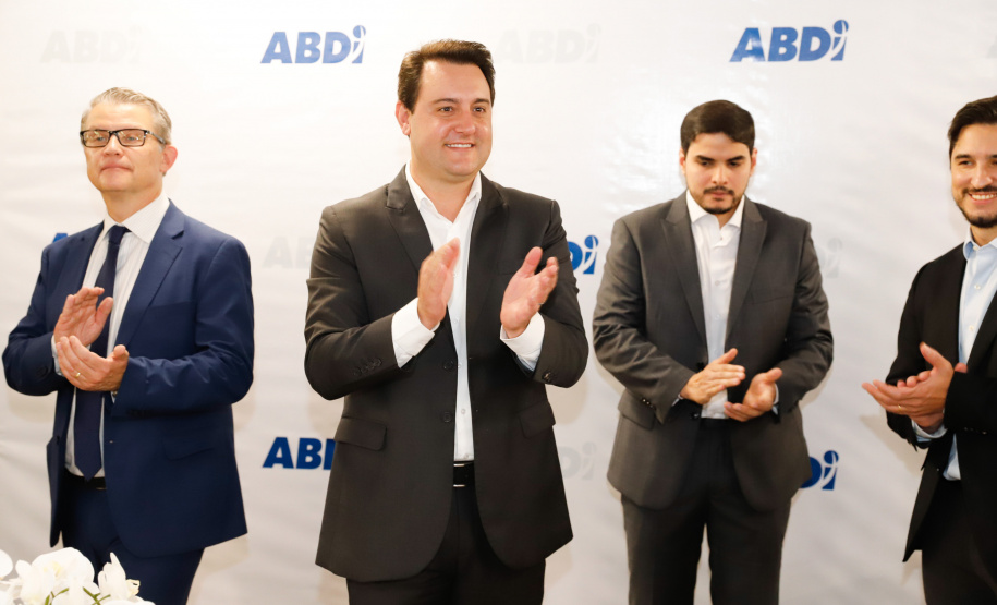 O governador Carlos Massa Ratinho Junior e o presidente da Agência Brasileira de Desenvolvimento Industrial (ABDI), Igor Calvet, assinaram nesta quarta-feira (12) um acordo de cooperação técnica para implantar no Paraná um sistema de compartilhamento de veículos elétricos para uso de servidores públicos.  -  Brasília, 12/02/2020  -  Foto: Rodrigo Félix Leal/AEN