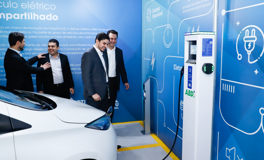 O governador Carlos Massa Ratinho Junior e o presidente da Agência Brasileira de Desenvolvimento Industrial (ABDI), Igor Calvet, assinaram nesta quarta-feira (12) um acordo de cooperação técnica para implantar no Paraná um sistema de compartilhamento de veículos elétricos para uso de servidores públicos.  -  Brasília, 12/02/2020  -  Foto: Rodrigo Félix Leal/AEN