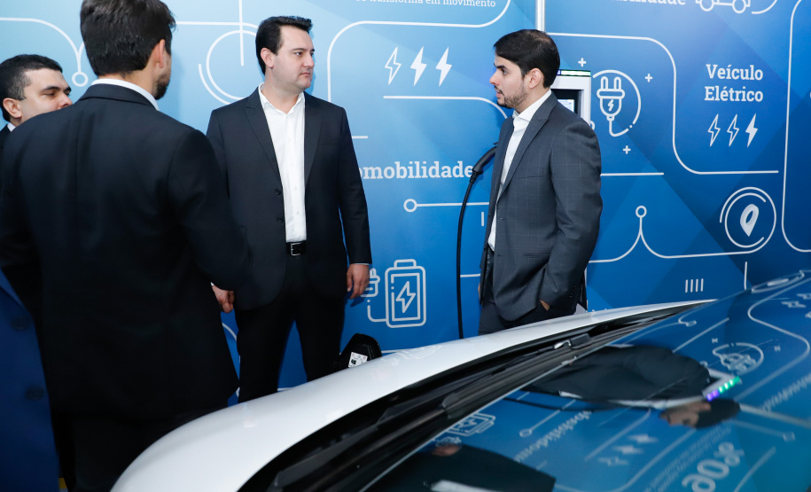 O governador Carlos Massa Ratinho Junior e o presidente da Agência Brasileira de Desenvolvimento Industrial (ABDI), Igor Calvet, assinaram nesta quarta-feira (12) um acordo de cooperação técnica para implantar no Paraná um sistema de compartilhamento de veículos elétricos para uso de servidores públicos.  -  Brasília, 12/02/2020  -  Foto: Rodrigo Félix Leal/AEN