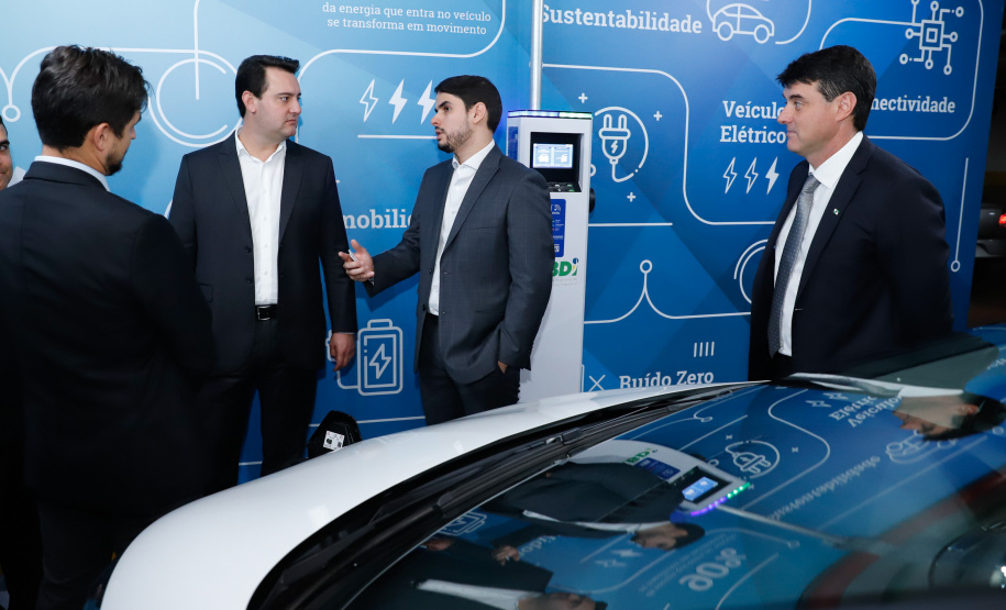 O governador Carlos Massa Ratinho Junior e o presidente da Agência Brasileira de Desenvolvimento Industrial (ABDI), Igor Calvet, assinaram nesta quarta-feira (12) um acordo de cooperação técnica para implantar no Paraná um sistema de compartilhamento de veículos elétricos para uso de servidores públicos.  -  Brasília, 12/02/2020  -  Foto: Rodrigo Félix Leal/AEN