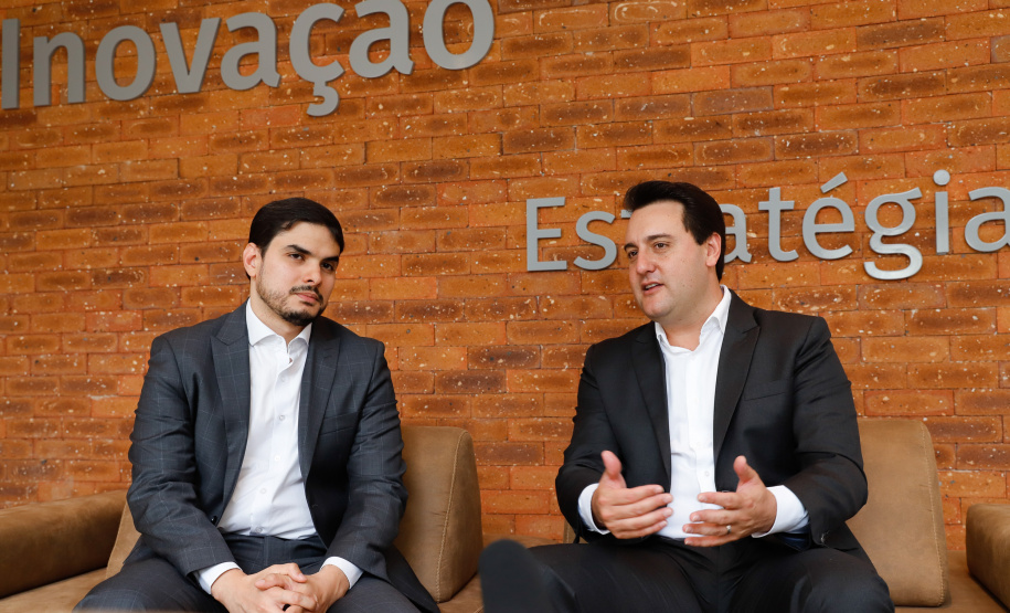 O governador Carlos Massa Ratinho Junior e o presidente da Agência Brasileira de Desenvolvimento Industrial (ABDI), Igor Calvet, assinaram nesta quarta-feira (12) um acordo de cooperação técnica para implantar no Paraná um sistema de compartilhamento de veículos elétricos para uso de servidores públicos.  -  Brasília, 12/02/2020  -  Foto: Rodrigo Félix Leal/AEN