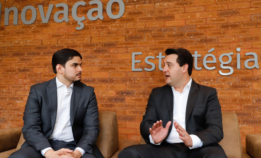 O governador Carlos Massa Ratinho Junior e o presidente da Agência Brasileira de Desenvolvimento Industrial (ABDI), Igor Calvet, assinaram nesta quarta-feira (12) um acordo de cooperação técnica para implantar no Paraná um sistema de compartilhamento de veículos elétricos para uso de servidores públicos.  -  Brasília, 12/02/2020  -  Foto: Rodrigo Félix Leal/AEN