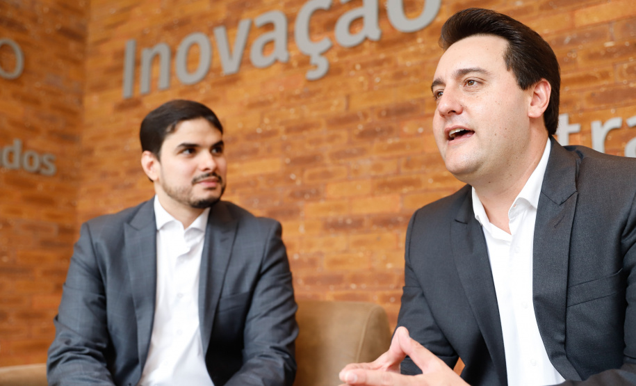 O governador Carlos Massa Ratinho Junior e o presidente da Agência Brasileira de Desenvolvimento Industrial (ABDI), Igor Calvet, assinaram nesta quarta-feira (12) um acordo de cooperação técnica para implantar no Paraná um sistema de compartilhamento de veículos elétricos para uso de servidores públicos.  -  Brasília, 12/02/2020  -  Foto: Rodrigo Félix Leal/AEN