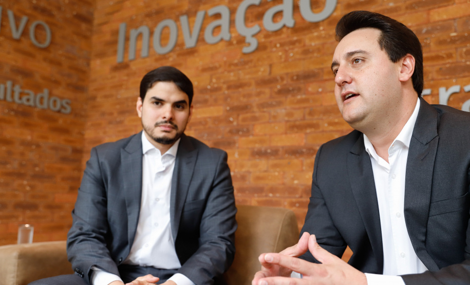 O governador Carlos Massa Ratinho Junior e o presidente da Agência Brasileira de Desenvolvimento Industrial (ABDI), Igor Calvet, assinaram nesta quarta-feira (12) um acordo de cooperação técnica para implantar no Paraná um sistema de compartilhamento de veículos elétricos para uso de servidores públicos.  -  Brasília, 12/02/2020  -  Foto: Rodrigo Félix Leal/AEN