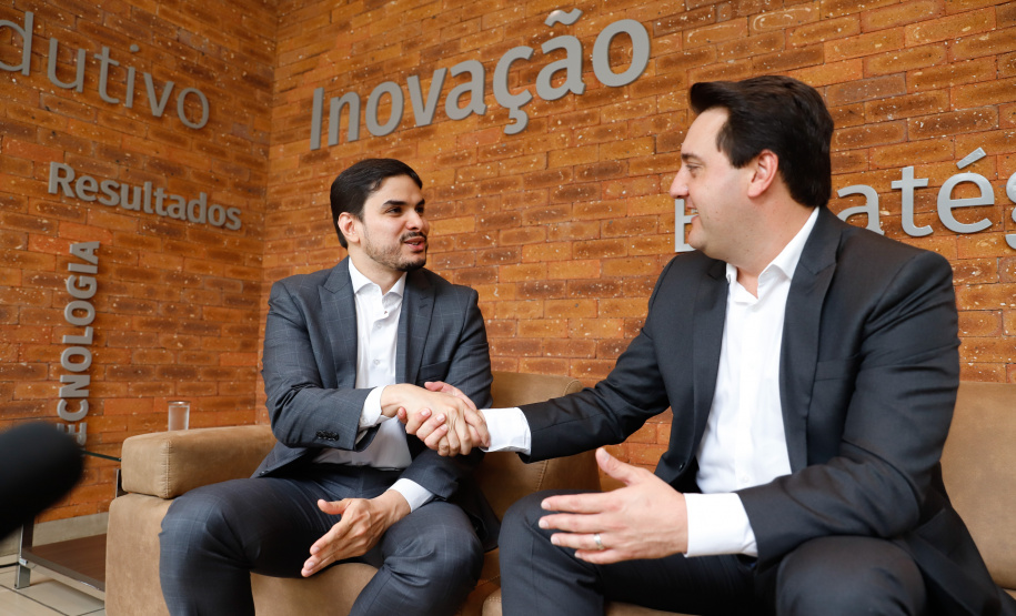 O governador Carlos Massa Ratinho Junior e o presidente da Agência Brasileira de Desenvolvimento Industrial (ABDI), Igor Calvet, assinaram nesta quarta-feira (12) um acordo de cooperação técnica para implantar no Paraná um sistema de compartilhamento de veículos elétricos para uso de servidores públicos.  -  Brasília, 12/02/2020  -  Foto: Rodrigo Félix Leal/AEN