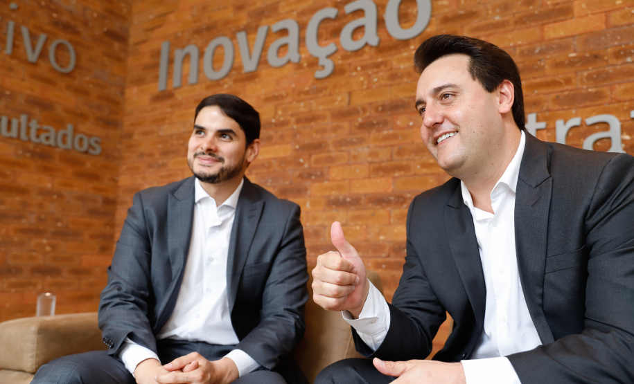 O governador Carlos Massa Ratinho Junior e o presidente da Agência Brasileira de Desenvolvimento Industrial (ABDI), Igor Calvet, assinaram nesta quarta-feira (12) um acordo de cooperação técnica para implantar no Paraná um sistema de compartilhamento de veículos elétricos para uso de servidores públicos.  -  Brasília, 12/02/2020  -  Foto: Rodrigo Félix Leal/AEN