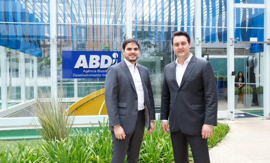 O governador Carlos Massa Ratinho Junior e o presidente da Agência Brasileira de Desenvolvimento Industrial (ABDI), Igor Calvet, assinaram nesta quarta-feira (12) um acordo de cooperação técnica para implantar no Paraná um sistema de compartilhamento de veículos elétricos para uso de servidores públicos.  -  Brasília, 12/02/2020  -  Foto: Rodrigo Félix Leal/AEN