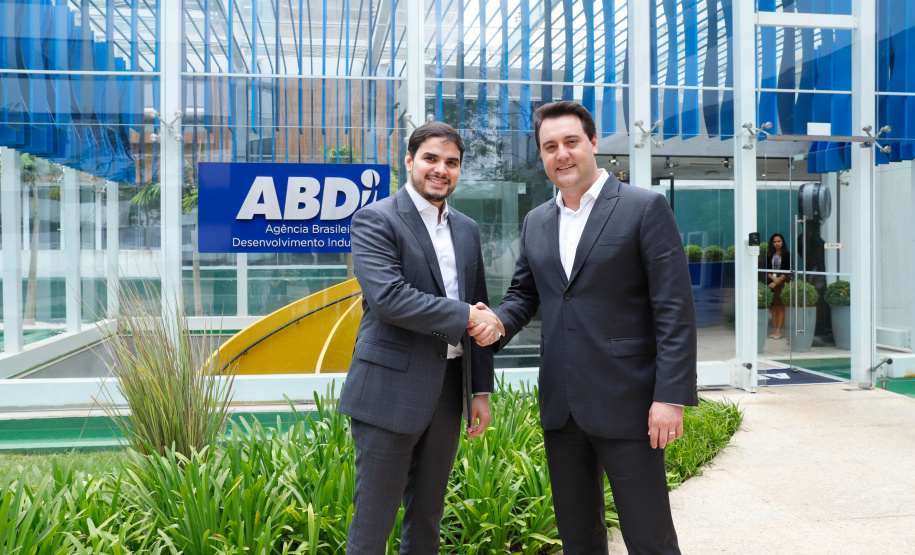 O governador Carlos Massa Ratinho Junior e o presidente da Agência Brasileira de Desenvolvimento Industrial (ABDI), Igor Calvet, assinaram nesta quarta-feira (12) um acordo de cooperação técnica para implantar no Paraná um sistema de compartilhamento de veículos elétricos para uso de servidores públicos.  -  Brasília, 12/02/2020  -  Foto: Rodrigo Félix Leal/AEN