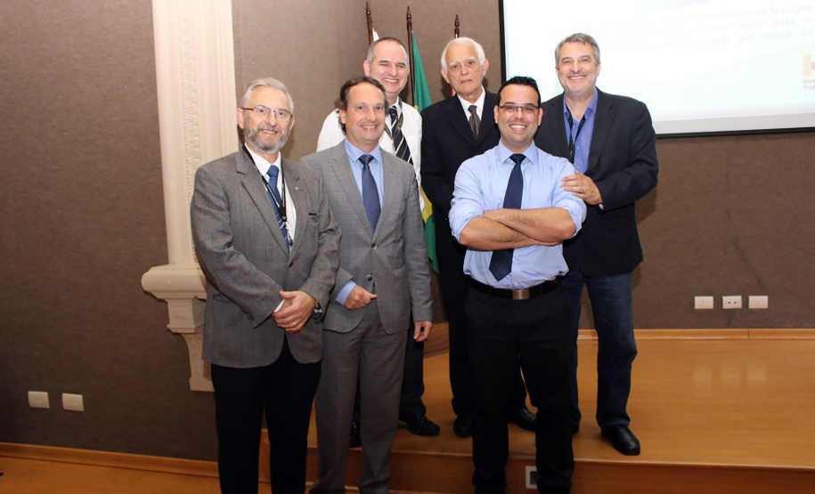 Referência no atendimento de traumas no Paraná, o Hospital do Trabalhador (HT), que faz parte das unidades próprias do Governo do Estado, lançou nesta quarta-feira (12) um livro sobre protocolos de atendimentos em trauma hospitalar.
Foto: SESA