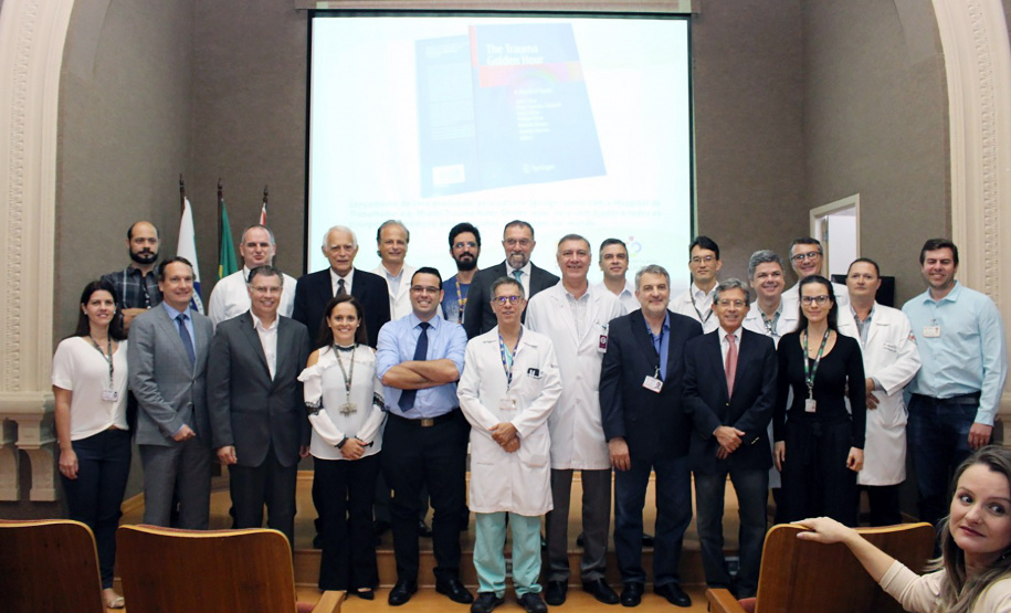 Referência no atendimento de traumas no Paraná, o Hospital do Trabalhador (HT), que faz parte das unidades próprias do Governo do Estado, lançou nesta quarta-feira (12) um livro sobre protocolos de atendimentos em trauma hospitalar.
Foto: SESA