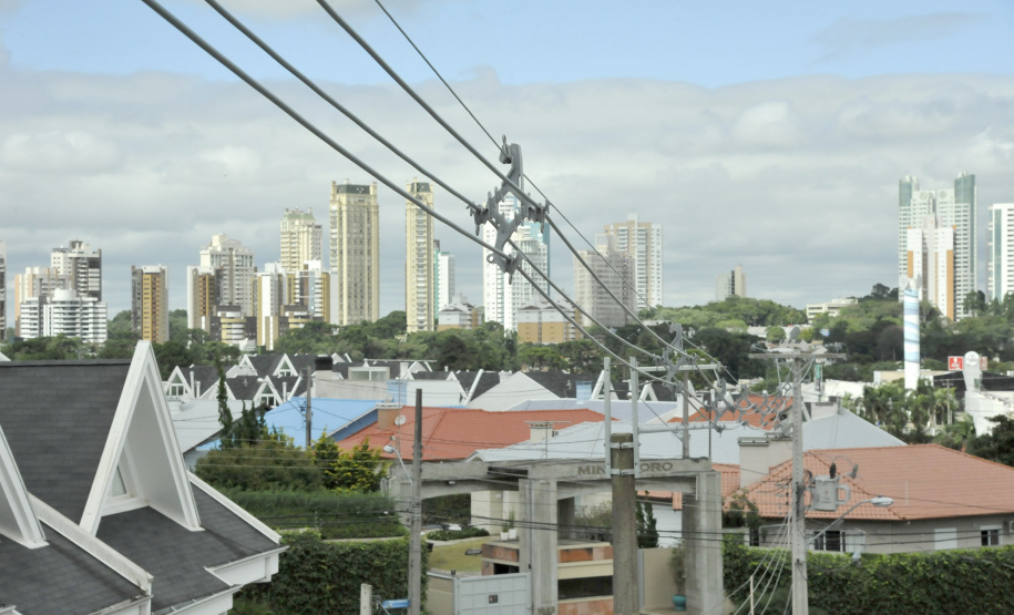 A extensão das redes que levam energia para movimentar a economia e proporcionar conforto na cidade e no campo acaba de completar 200 mil quilômetros, no Paraná. Este é o ativo que a Copel mantém e opera para atender quase 4,8 milhões de ligações em sua área de concessão.
Curitiba, 13/02/2020