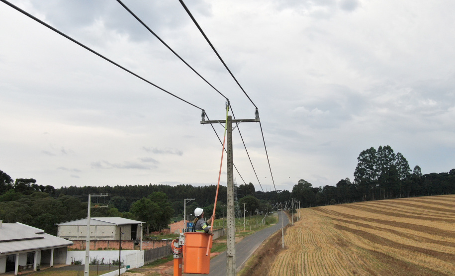 A extensão das redes que levam energia para movimentar a economia e proporcionar conforto na cidade e no campo acaba de completar 200 mil quilômetros, no Paraná. Este é o ativo que a Copel mantém e opera para atender quase 4,8 milhões de ligações em sua área de concessão.
Curitiba, 13/02/2020 Foto: Divulgação/Copel