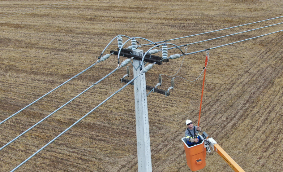 A extensão das redes que levam energia para movimentar a economia e proporcionar conforto na cidade e no campo acaba de completar 200 mil quilômetros, no Paraná. Este é o ativo que a Copel mantém e opera para atender quase 4,8 milhões de ligações em sua área de concessão.
Curitiba, 13/02/2020 - Foto: Divulgação/Copel