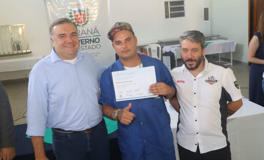 As Carretas do Conhecimento qualificaram mais 44 trabalhadores paranaenses para o mercado de trabalho ? desta vez na Cidade Industrial de Curitiba (CIC). O secretário da Justiça, Família e Trabalho do Governo do Paraná, Ney Leprevost, certificou os formandos do curso de Manutenção de Motocicletas nesta quarta-feira (12/02), na Paróquia Santa Edwiges, em Curitiba. - Curitiba, 13/02/2020 - Foto: Divulgação SEJUF