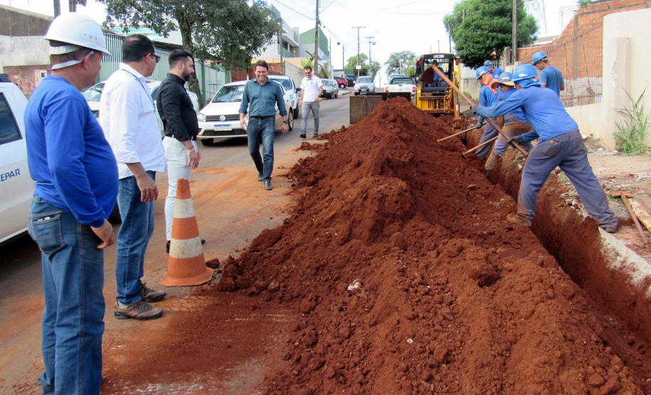 Estão sendo finalizadas as obras de ampliação dos sistemas de abastecimento de água e de coleta e tratamento de esgoto de Apucarana. Na foto,  Prefeito Júnior da Femac visita obras de esgoto na região Sul  -  Curitiba, 13/03/2020  -  Foto: Divulgação SANEPAR