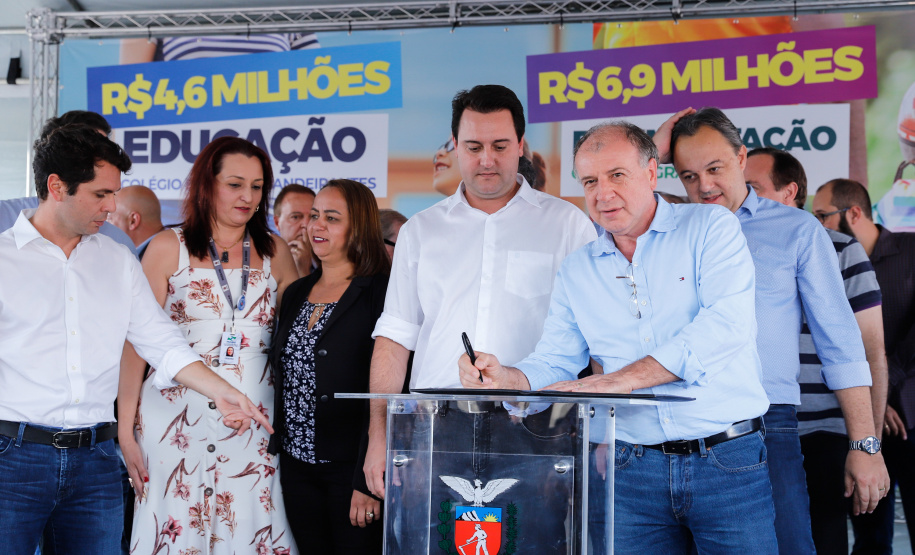 Governador Carlos Massa Ratinho Junior entrega a nova sede do Colégio Estadual Bandeirantes, em Campina Grande do Sul e libera recursos para pavimentação de ruas da cidade - Campina Grande do Sul, 13/02/2020 - Foto:  Rodrigo Félix Leal/AEN
