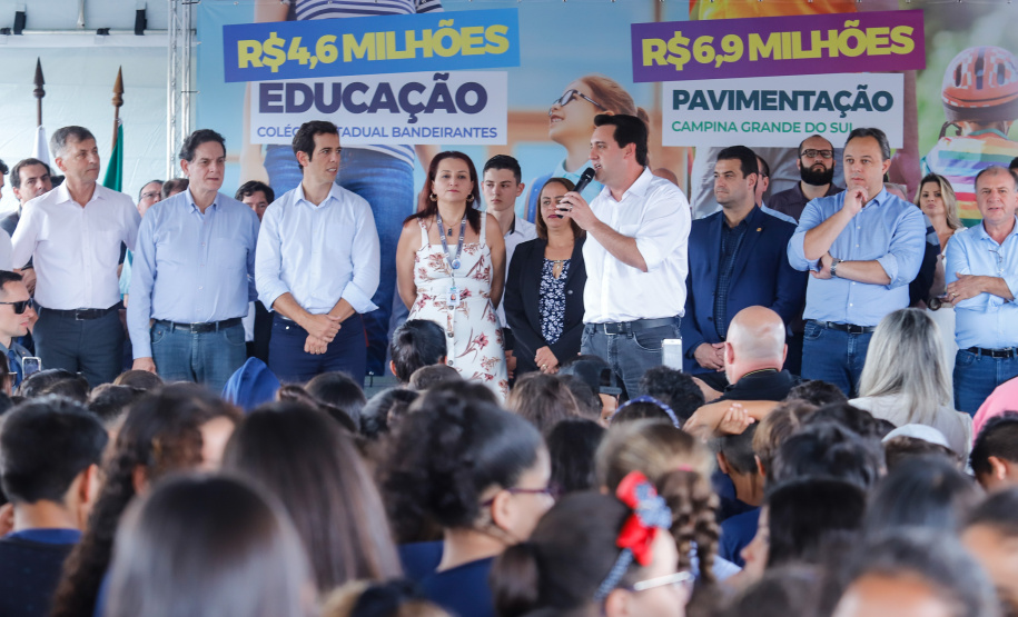 Governador Carlos Massa Ratinho Junior entrega a nova sede do Colégio Estadual Bandeirantes, em Campina Grande do Sul e libera recursos para pavimentação de ruas da cidade - Campina Grande do Sul, 13/02/2020 - Foto:  Rodrigo Félix Leal/AEN