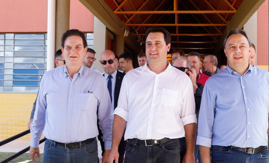 Governador Carlos Massa Ratinho Junior entrega a nova sede do Colégio Estadual Bandeirantes, em Campina Grande do Sul e libera recursos para pavimentação de ruas da cidade - Campina Grande do Sul, 13/02/2020 - Foto:  Rodrigo Félix Leal/AEN
