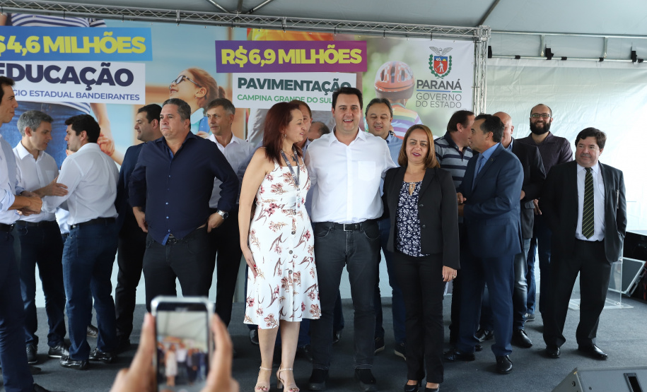 Governador Carlos Massa Ratinho Junior entrega a nova sede do Colégio Estadual Bandeirantes, em Campina Grande do Sul e libera recursos para pavimentação de ruas  da cidade  -  Campina Grande do Sul, 13/02/2020  -  Foto: José Fernando Ogura/AEN