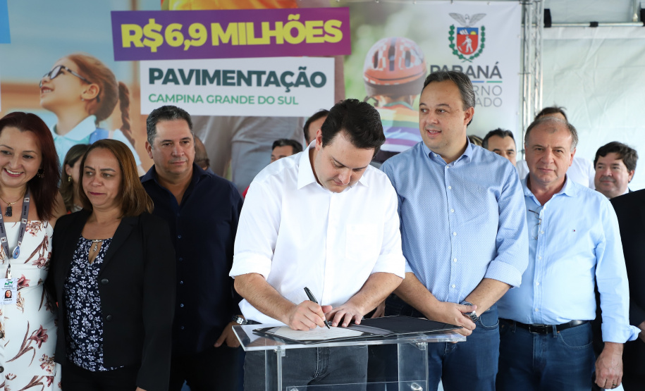 Governador Carlos Massa Ratinho Junior entrega a nova sede do Colégio Estadual Bandeirantes, em Campina Grande do Sul e libera recursos para pavimentação de ruas  da cidade  -  Campina Grande do Sul, 13/02/2020  -  Foto: José Fernando Ogura/AEN
