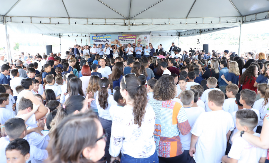 Governador Carlos Massa Ratinho Junior entrega a nova sede do Colégio Estadual Bandeirantes, em Campina Grande do Sul e libera recursos para pavimentação de ruas  da cidade  -  Campina Grande do Sul, 13/02/2020  -  Foto: José Fernando Ogura/AEN