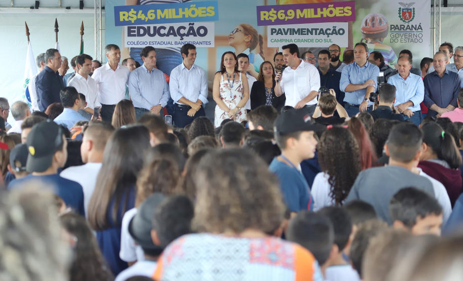 Governador Carlos Massa Ratinho Junior entrega a nova sede do Colégio Estadual Bandeirantes, em Campina Grande do Sul e libera recursos para pavimentação de ruas  da cidade  -  Campina Grande do Sul, 13/02/2020  -  Foto: José Fernando Ogura/AEN