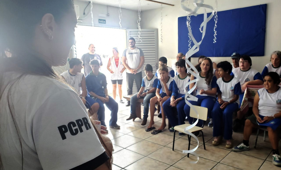 Cerca de 100 estudantes da Escola de Educação Especial Bem Me Quer, de Matinhos, tiveram a oportunidade de conhecer e interagir com os policiais.
Foto: PCPR