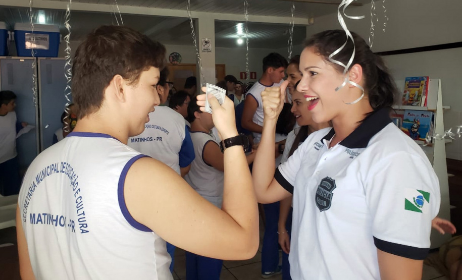 Cerca de 100 estudantes da Escola de Educação Especial Bem Me Quer, de Matinhos, tiveram a oportunidade de conhecer e interagir com os policiais.
Foto: PCPR