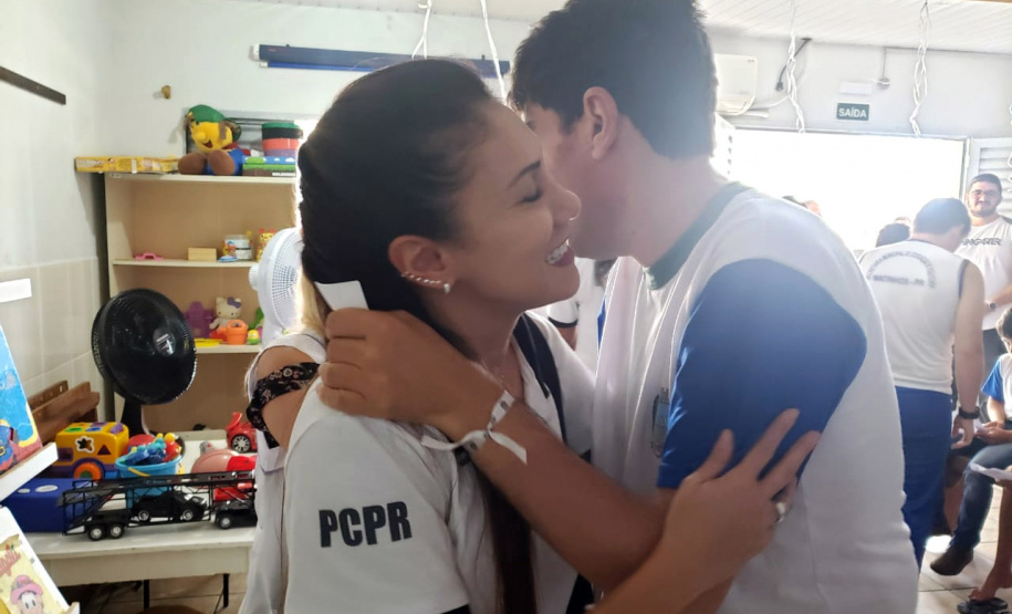 Cerca de 100 estudantes da Escola de Educação Especial Bem Me Quer, de Matinhos, tiveram a oportunidade de conhecer e interagir com os policiais.
Foto: PCPR