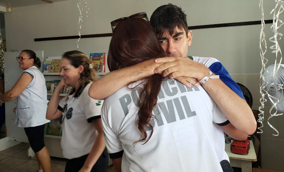Cerca de 100 estudantes da Escola de Educação Especial Bem Me Quer, de Matinhos, tiveram a oportunidade de conhecer e interagir com os policiais.
Foto: PCPR