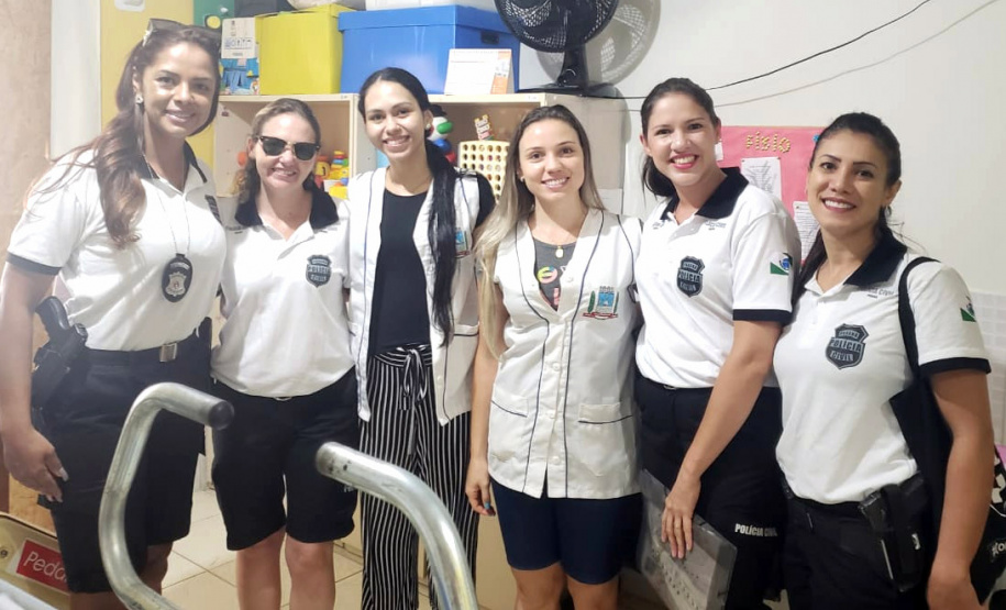 Cerca de 100 estudantes da Escola de Educação Especial Bem Me Quer, de Matinhos, tiveram a oportunidade de conhecer e interagir com os policiais.
Foto: PCPR