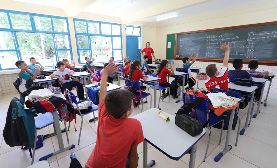 O governador Carlos Massa Ratinho inaugura a Escola Municipal Ana Zorning e confirma recursos para pavimentação, em Rio Negro, região sudeste do Paraná. Presentes no evento: prefeito de Rio Negro, Milton José Paizani; secretário de Desenvolvimento Urbano, João Carlos Ortega; secretário de Educação e do Esporte, Renato Feder; de Agricultura e Abastecimento, Norberto Ortigara; entre outros.Rio Negro, 13-02-20.Foto: Arnaldo Alves / AEN.