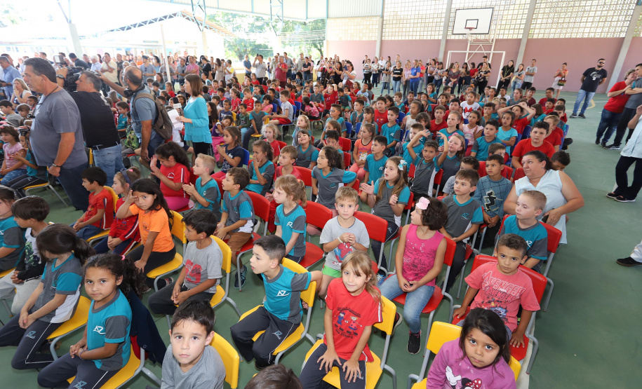 O governador Carlos Massa Ratinho inaugura a Escola Municipal Ana Zorning e confirma recursos para pavimentação, em Rio Negro, região sudeste do Paraná. Presentes no evento: prefeito de Rio Negro, Milton José Paizani; secretário de Desenvolvimento Urbano, João Carlos Ortega; secretário de Educação e do Esporte, Renato Feder; de Agricultura e Abastecimento, Norberto Ortigara; entre outros.Rio Negro, 13-02-20.Foto: Arnaldo Alves / AEN.