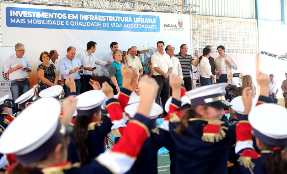 O governador Carlos Massa Ratinho inaugura a Escola Municipal Ana Zorning e confirma recursos para pavimentação, em Rio Negro, região sudeste do Paraná. Presentes no evento: prefeito de Rio Negro, Milton José Paizani; secretário de Desenvolvimento Urbano, João Carlos Ortega; secretário de Educação e do Esporte, Renato Feder; de Agricultura e Abastecimento, Norberto Ortigara; entre outros.Rio Negro, 13-02-20.Foto: Arnaldo Alves / AEN.